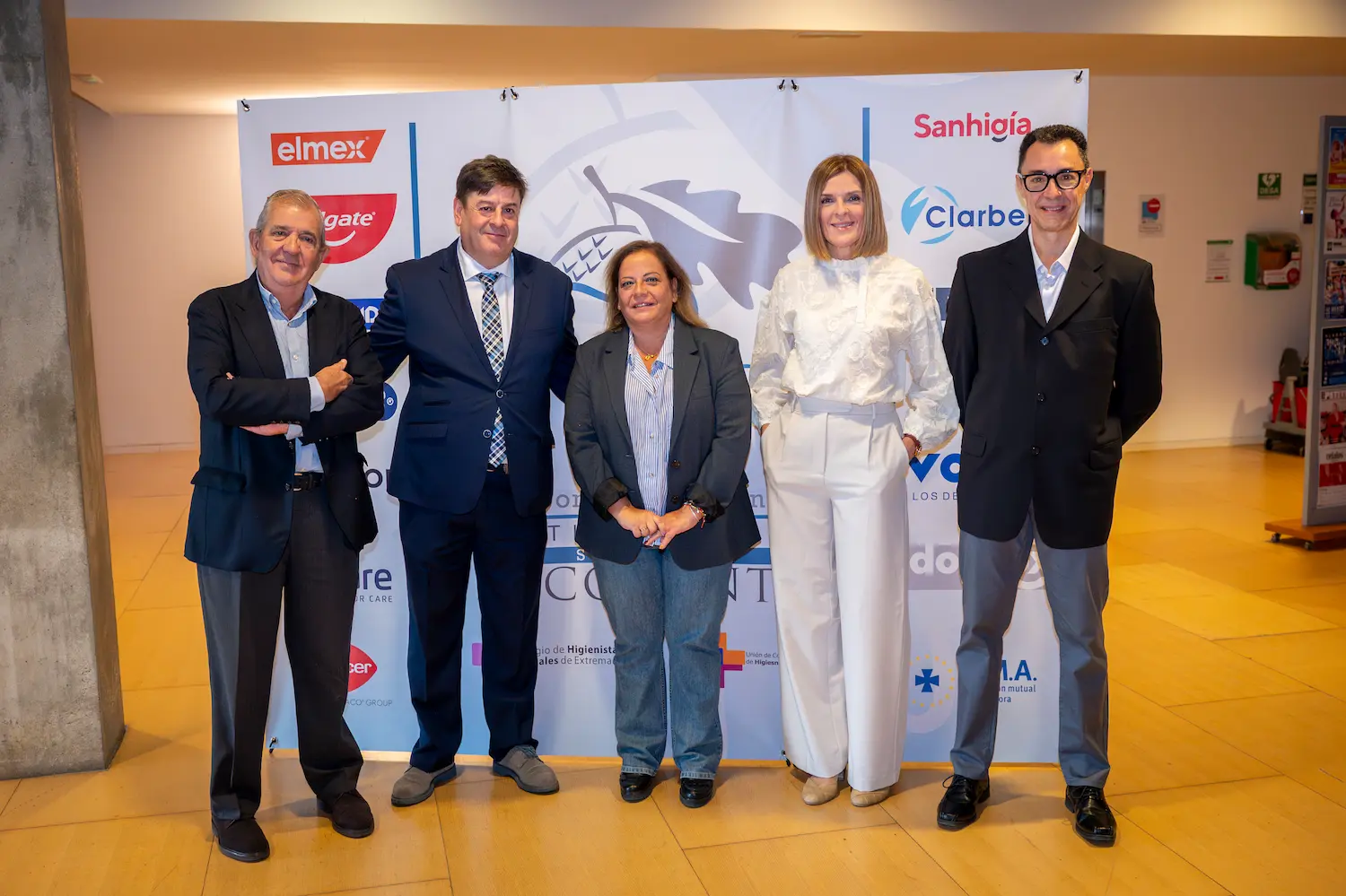 En la fotografía de izquierda a derecha D. Carlos Sánchez-Moreno, vocal del Colegio de Dentistas de Extremadura; D. Cesar Calvo, Presidente de la Unión de Colegios de Higienistas; Dña María del Mar Álvarez, Directora Asistencial del Área de Salud de Mérid